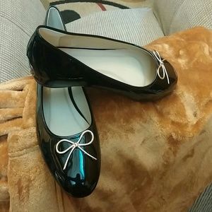 Adorable ballet flats with bow detail